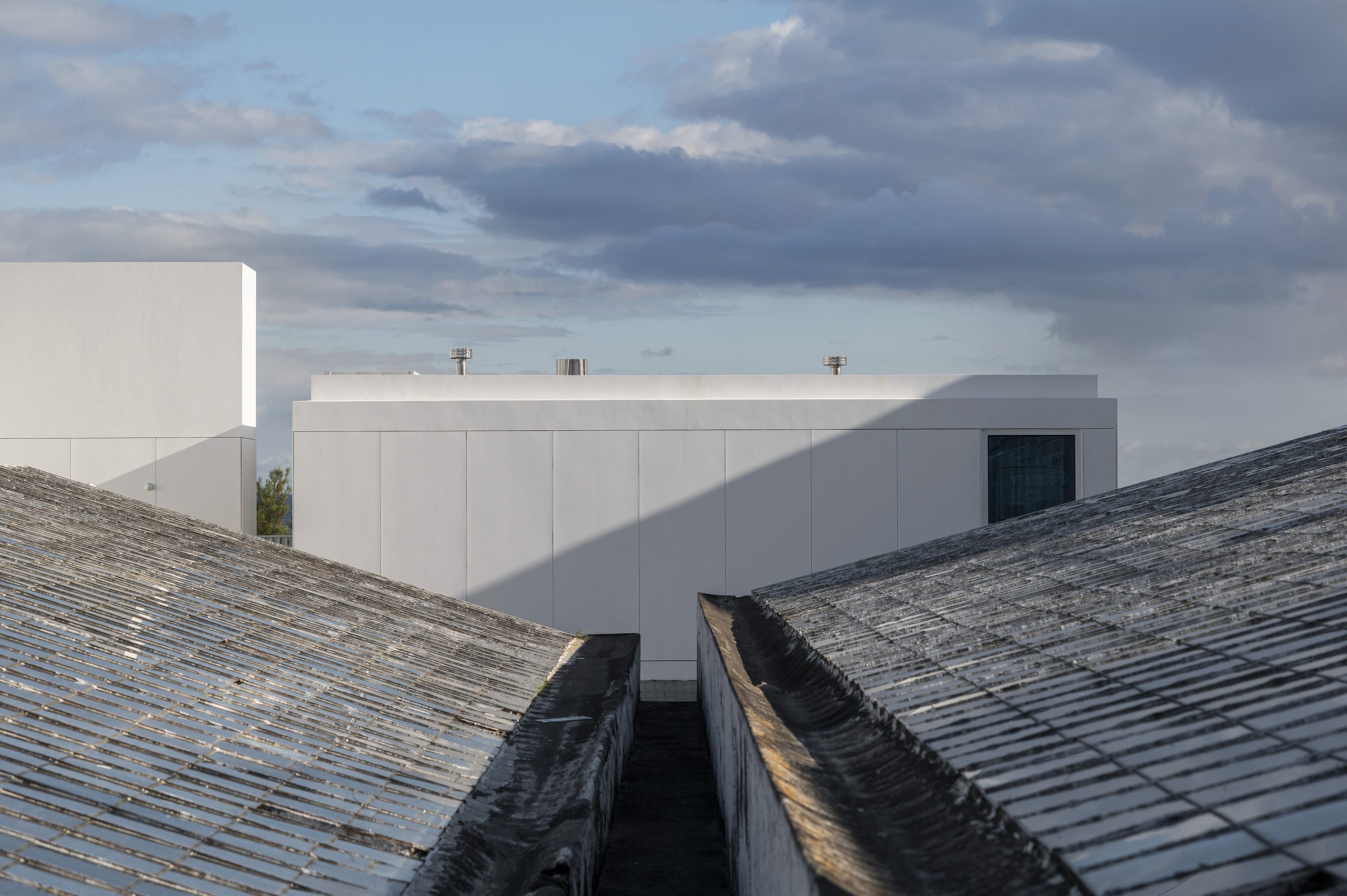 Fachada branca da Casa AC em São Roque, projeto Sal Arquitetos
