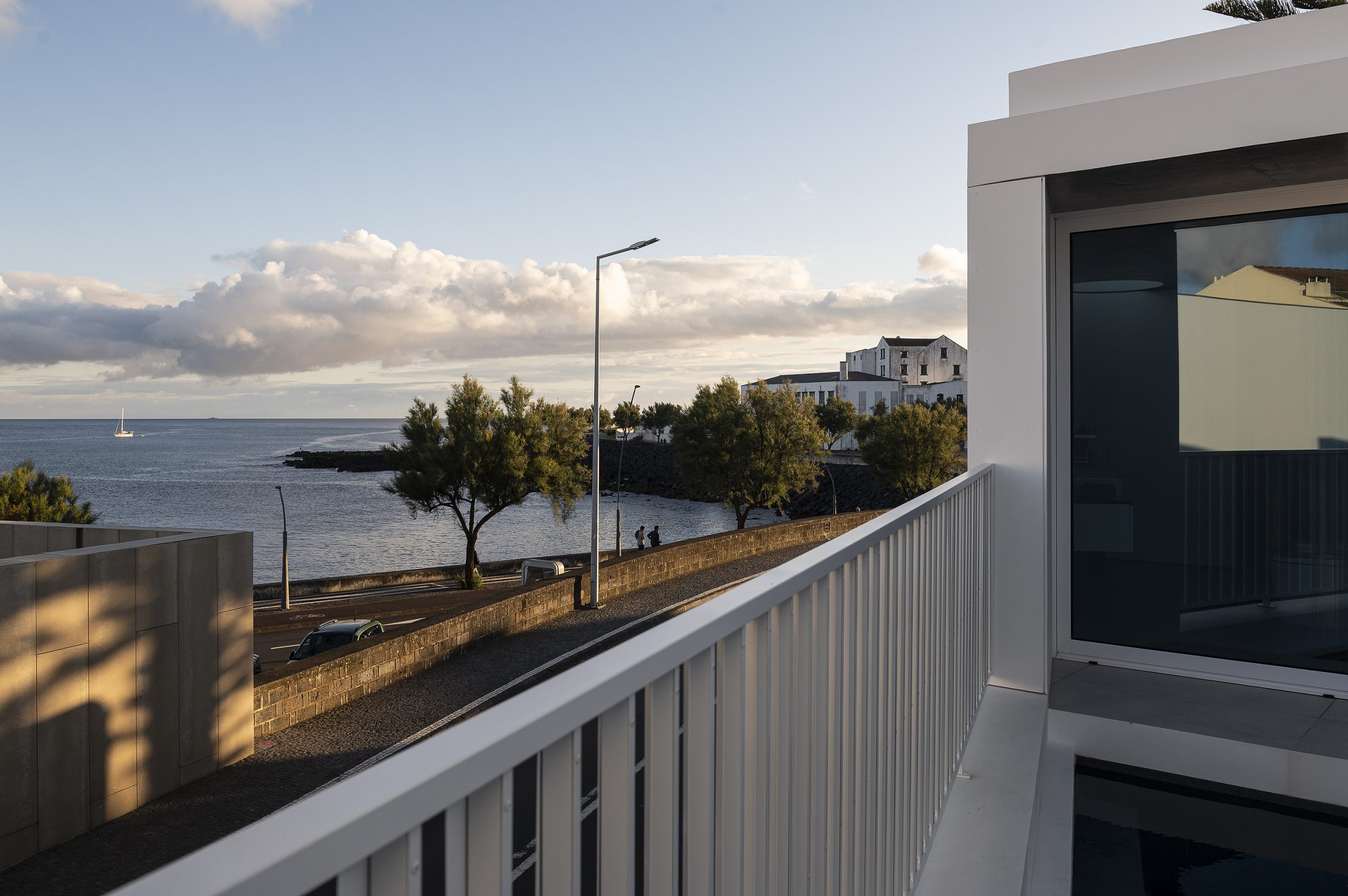 Fachada branca da Casa AC em São Roque, projeto Sal Arquitetos