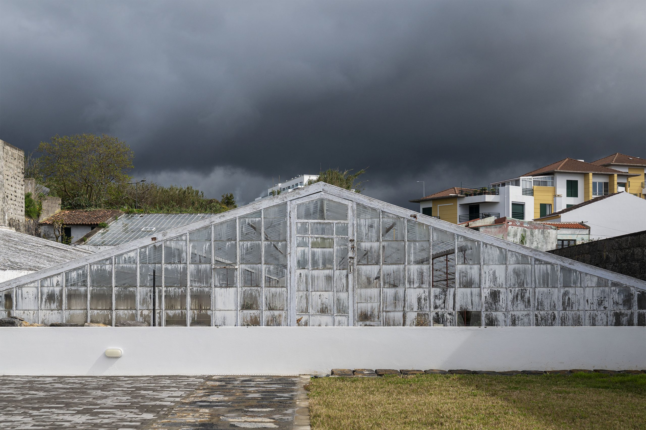 Fachada branca da Casa AC em São Roque, projeto Sal Arquitetos