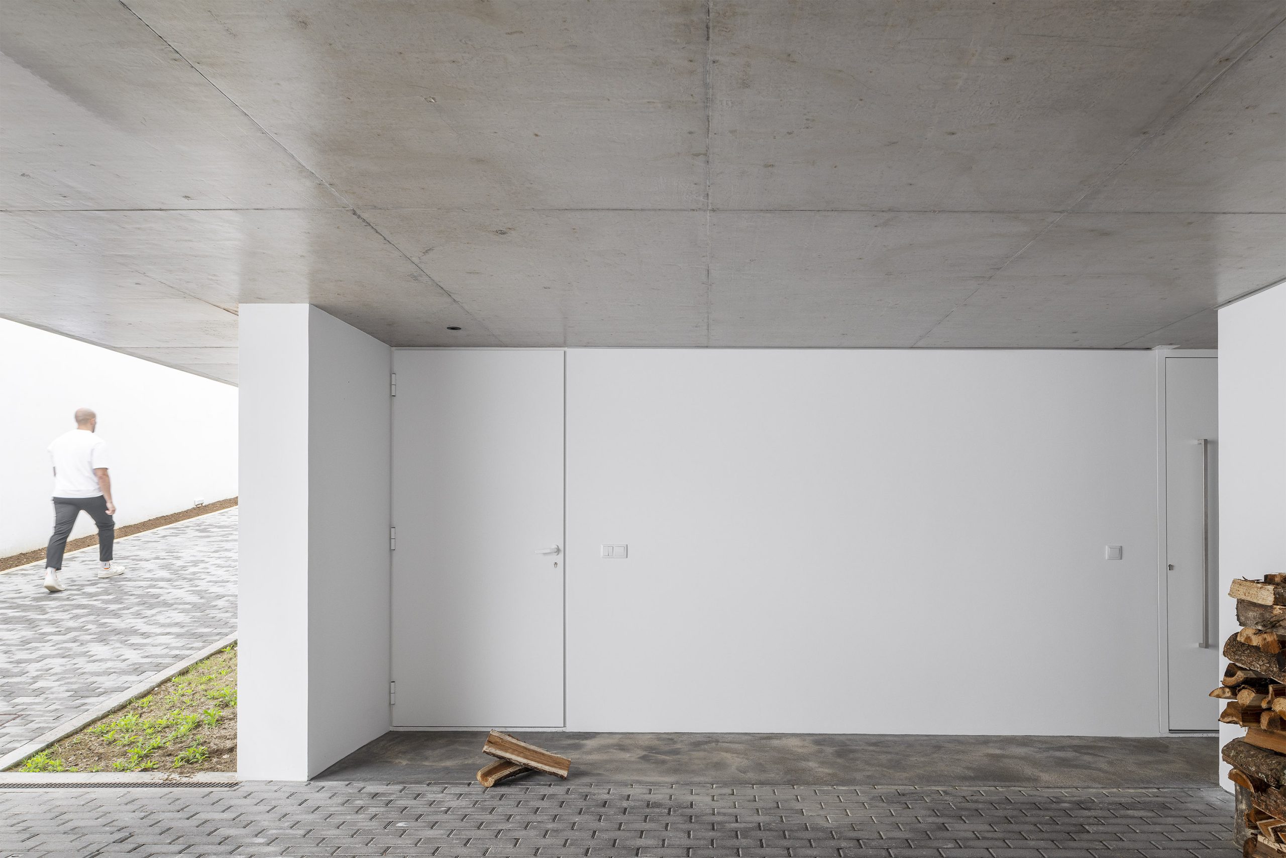 Fachada branca da Casa AC em São Roque, projeto Sal Arquitetos