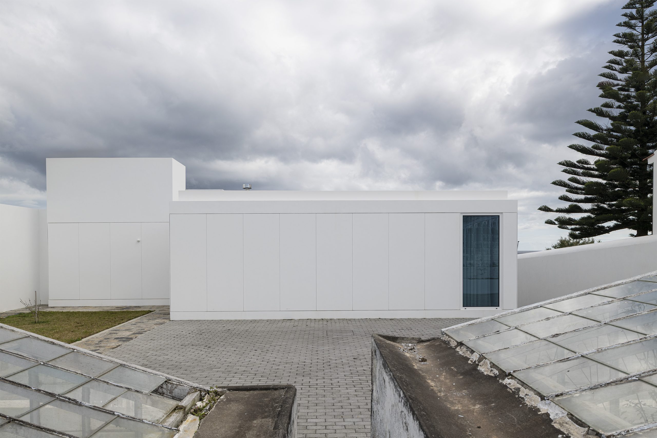 Fachada branca da Casa AC em São Roque, projeto Sal Arquitetos