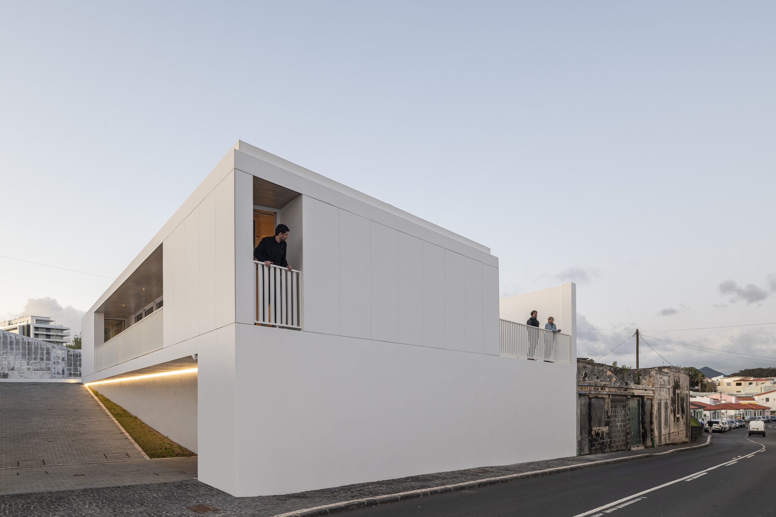 Fachada branca da Casa AC em São Roque, projeto Sal Arquitetos