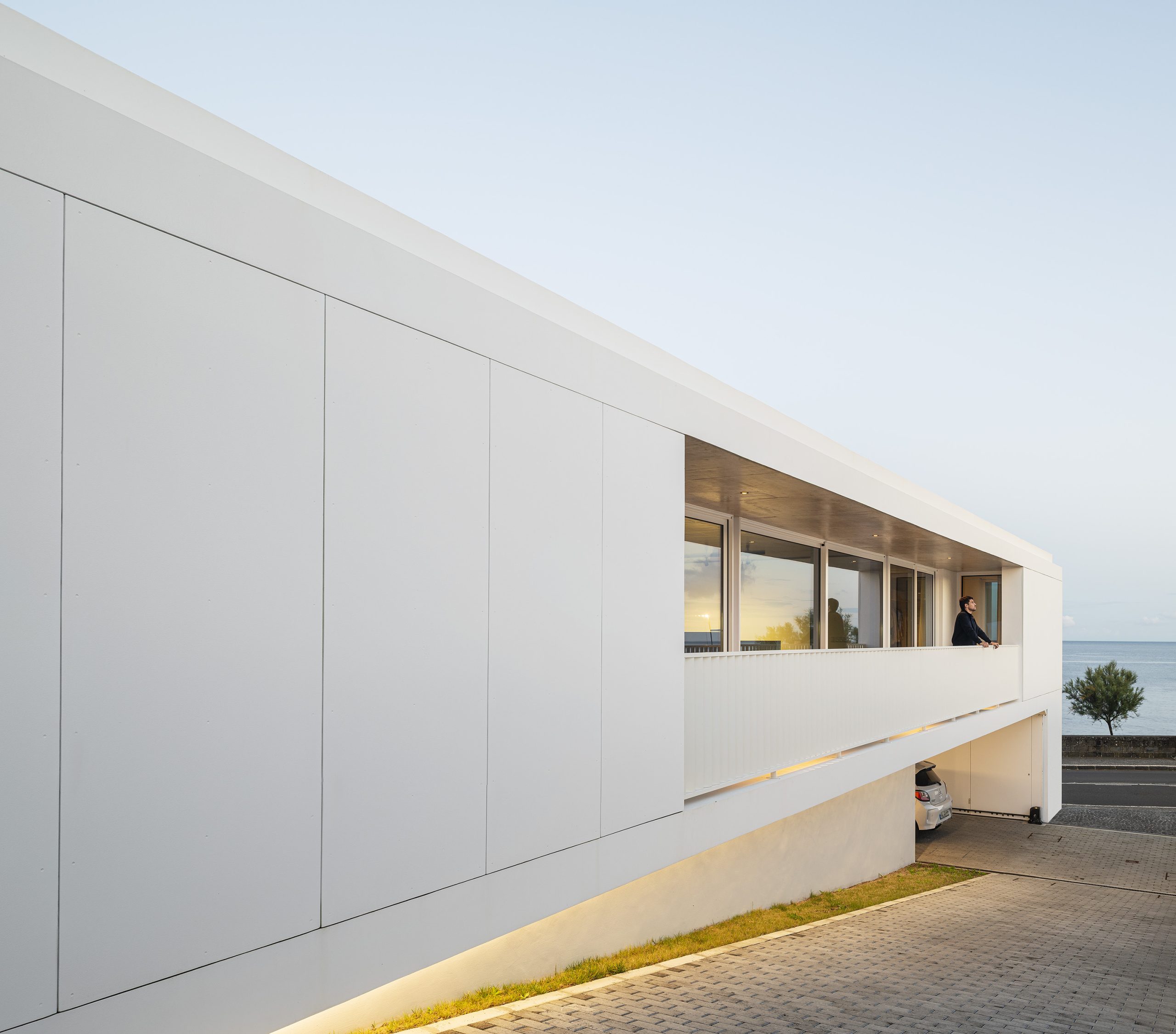 Fachada branca da Casa AC em São Roque, projeto Sal Arquitetos