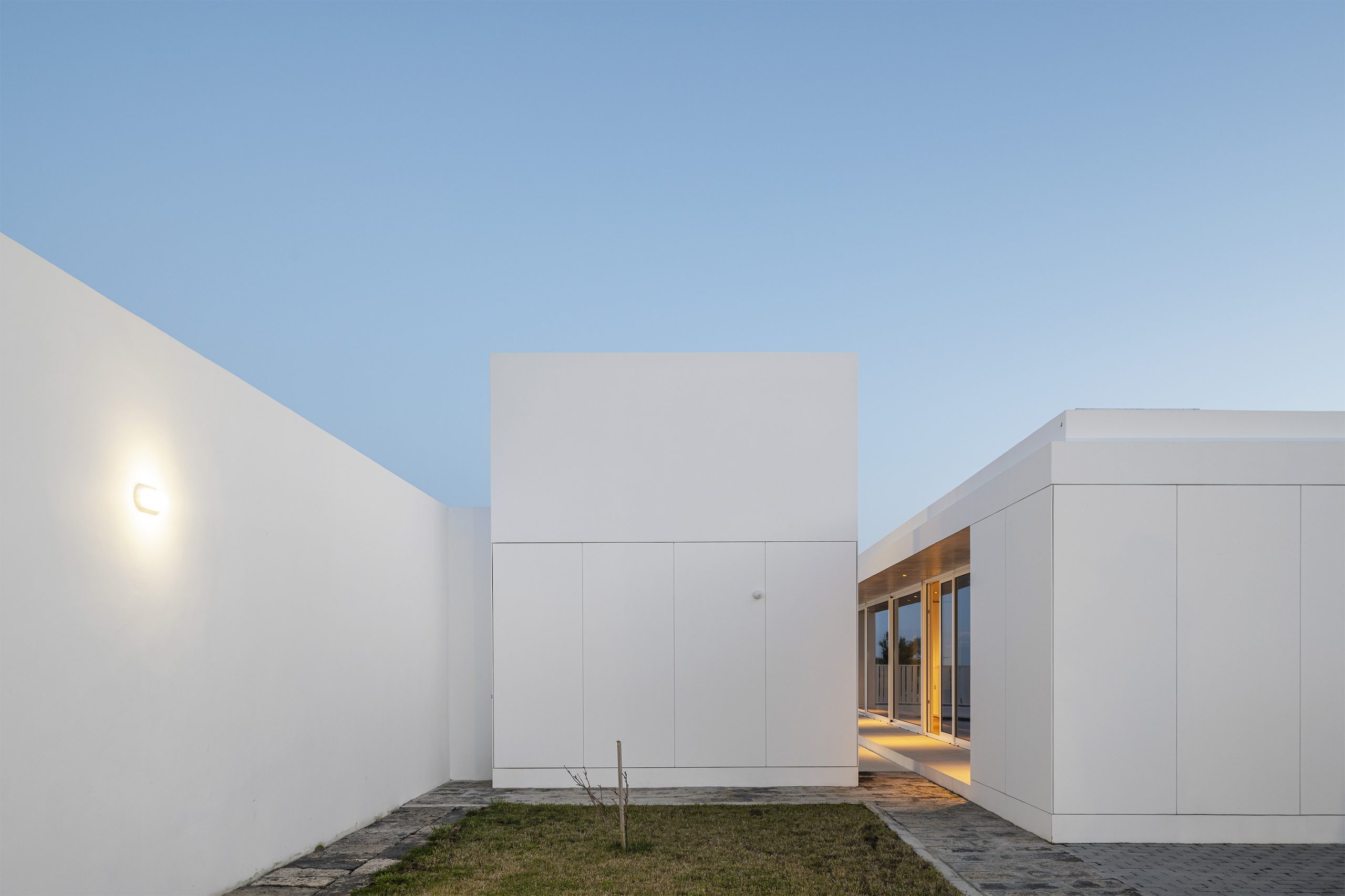 Fachada branca da Casa AC em São Roque, projeto Sal Arquitetos