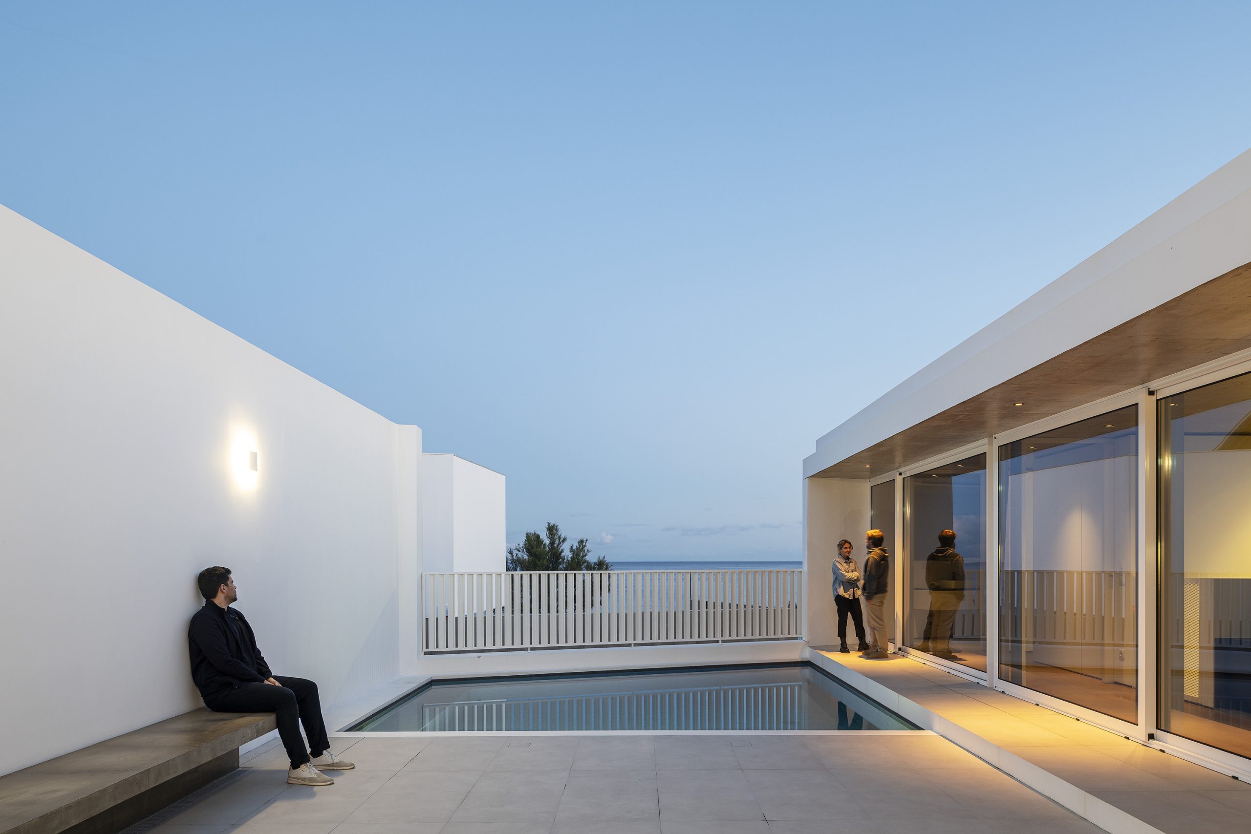 Fachada branca da Casa AC em São Roque, projeto Sal Arquitetos