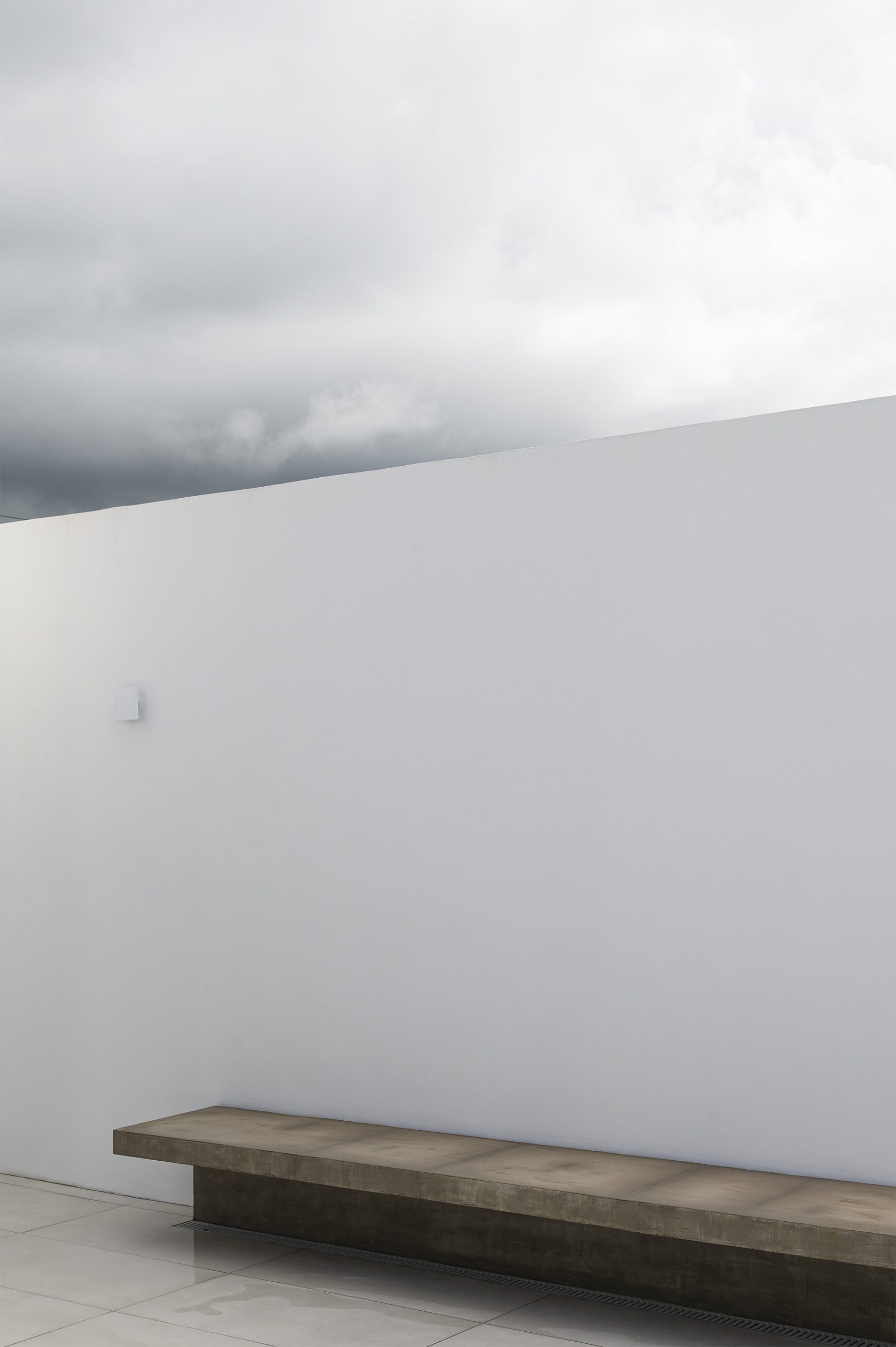 Fachada branca da Casa AC em São Roque, projeto Sal Arquitetos