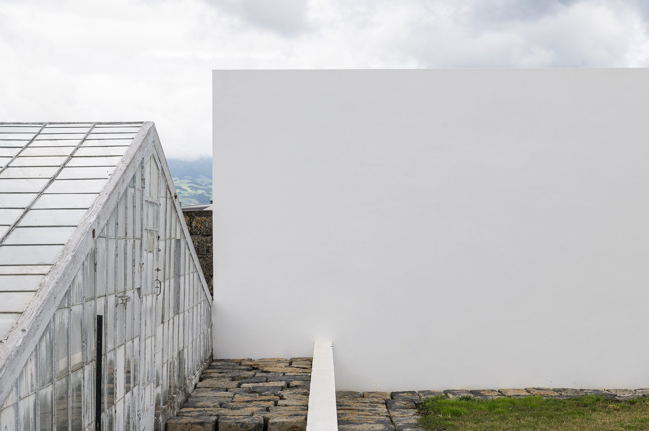 Fachada branca da Casa AC em São Roque, projeto Sal Arquitetos