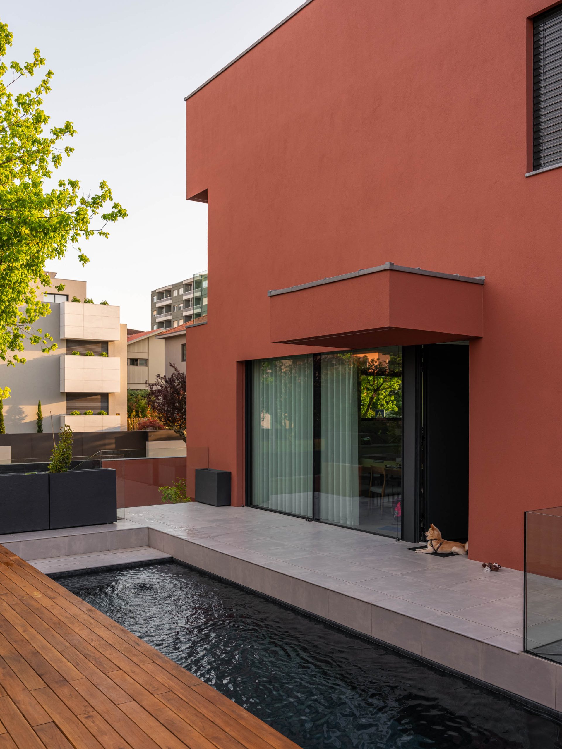 Fachada em tom vermelho/bordéus de moradia unifamiliar no Porto, projeto Utopia Arquitetura