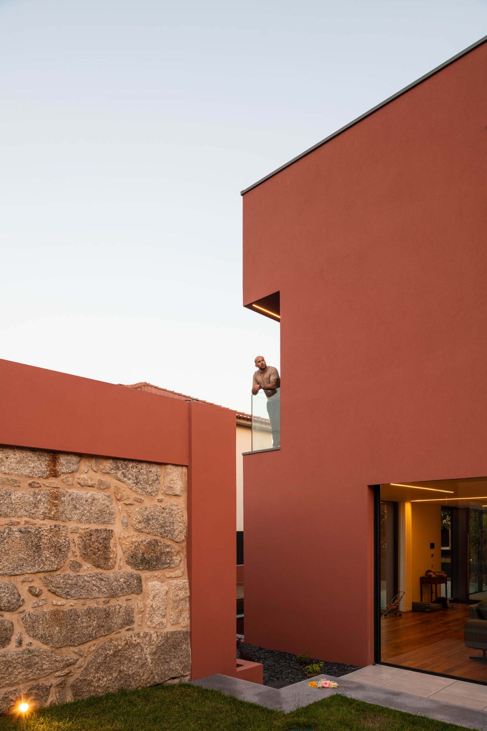 Fachada em tom vermelho/bordéus de moradia unifamiliar no Porto, projeto Utopia Arquitetura