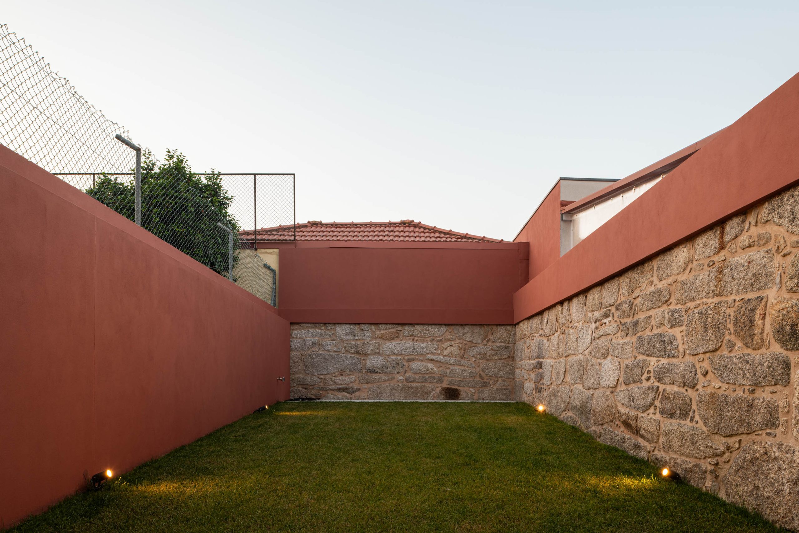 Fachada em tom vermelho/bordéus de moradia unifamiliar no Porto, projeto Utopia Arquitetura
