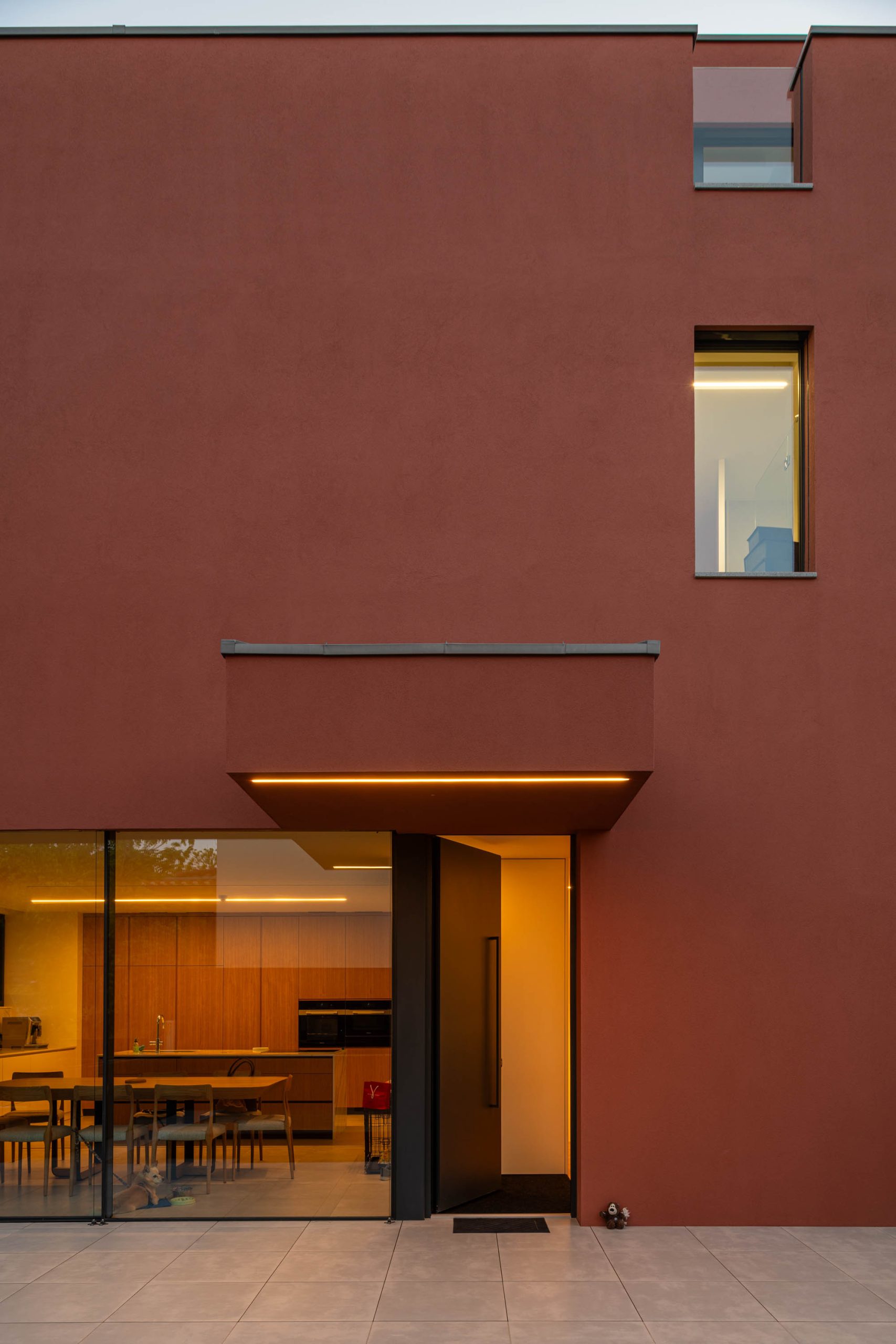 Fachada em tom vermelho/bordéus de moradia unifamiliar no Porto, projeto Utopia Arquitetura