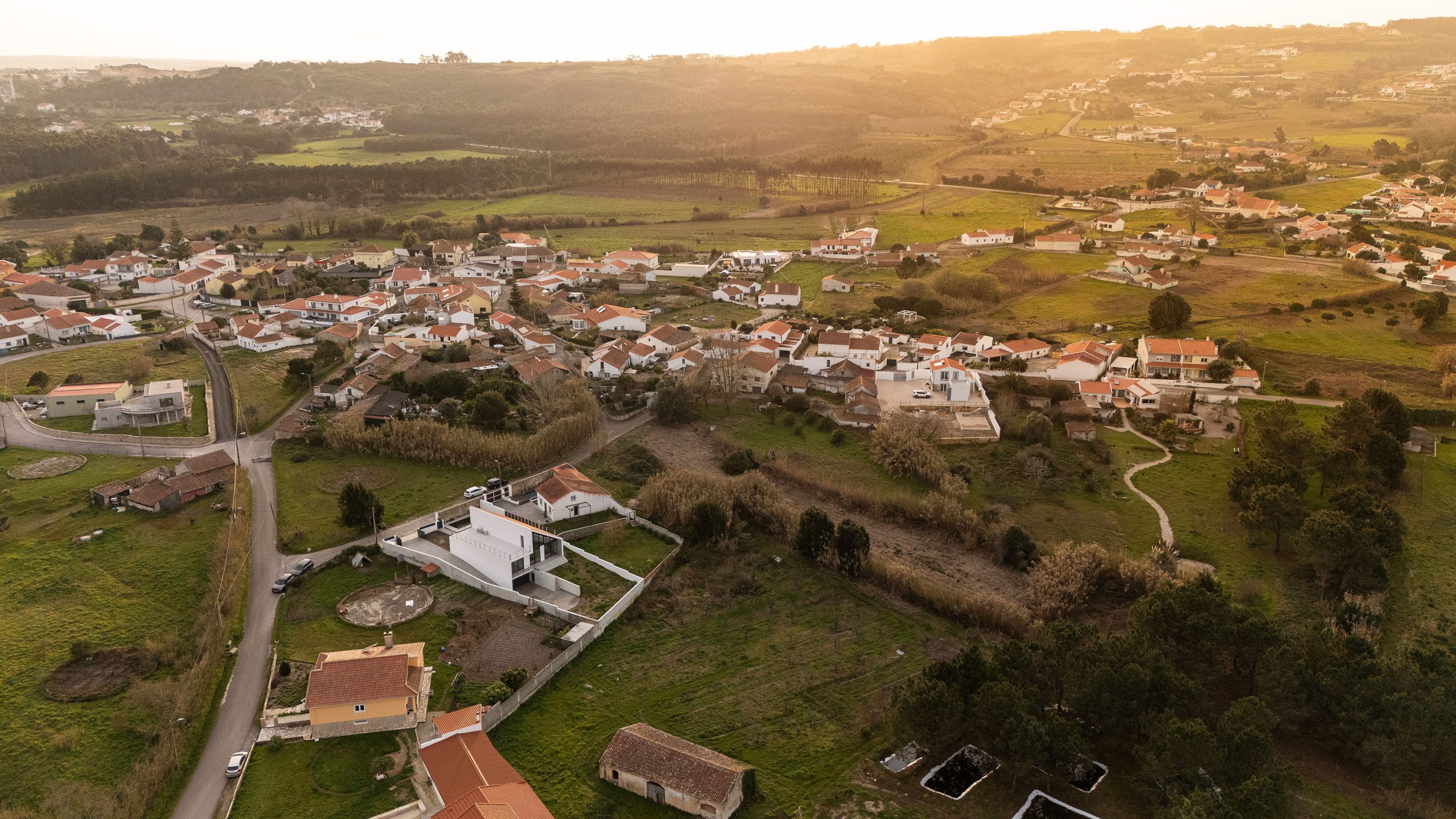 Perspetiva exterior com continuidade entre casa e terreno