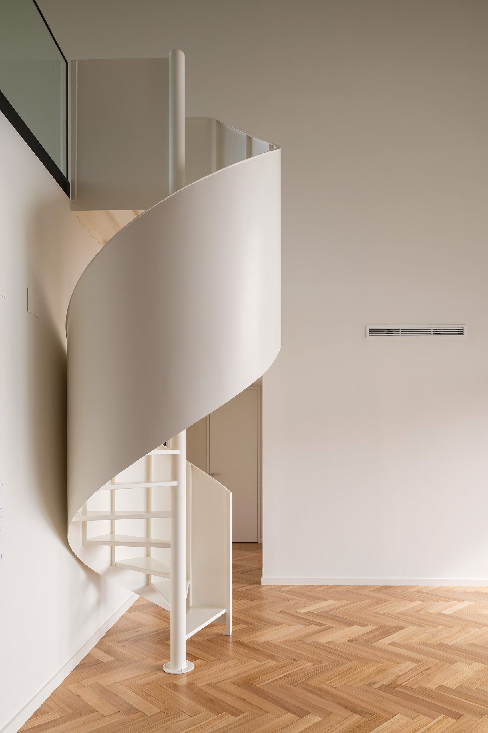 Sala de estar com duplo pé-direito e luz natural intensa