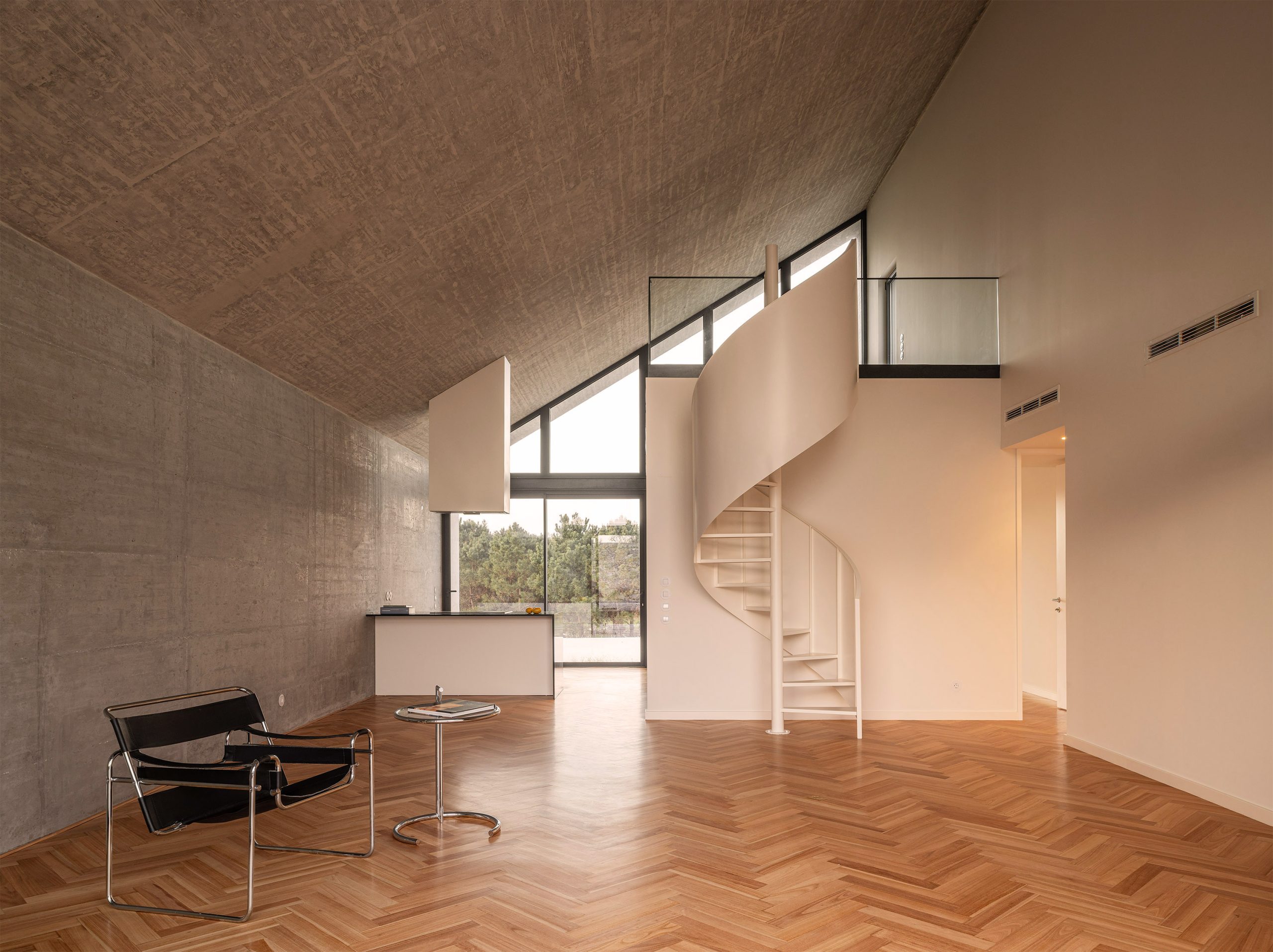 Sala de estar com duplo pé-direito e luz natural intensa
