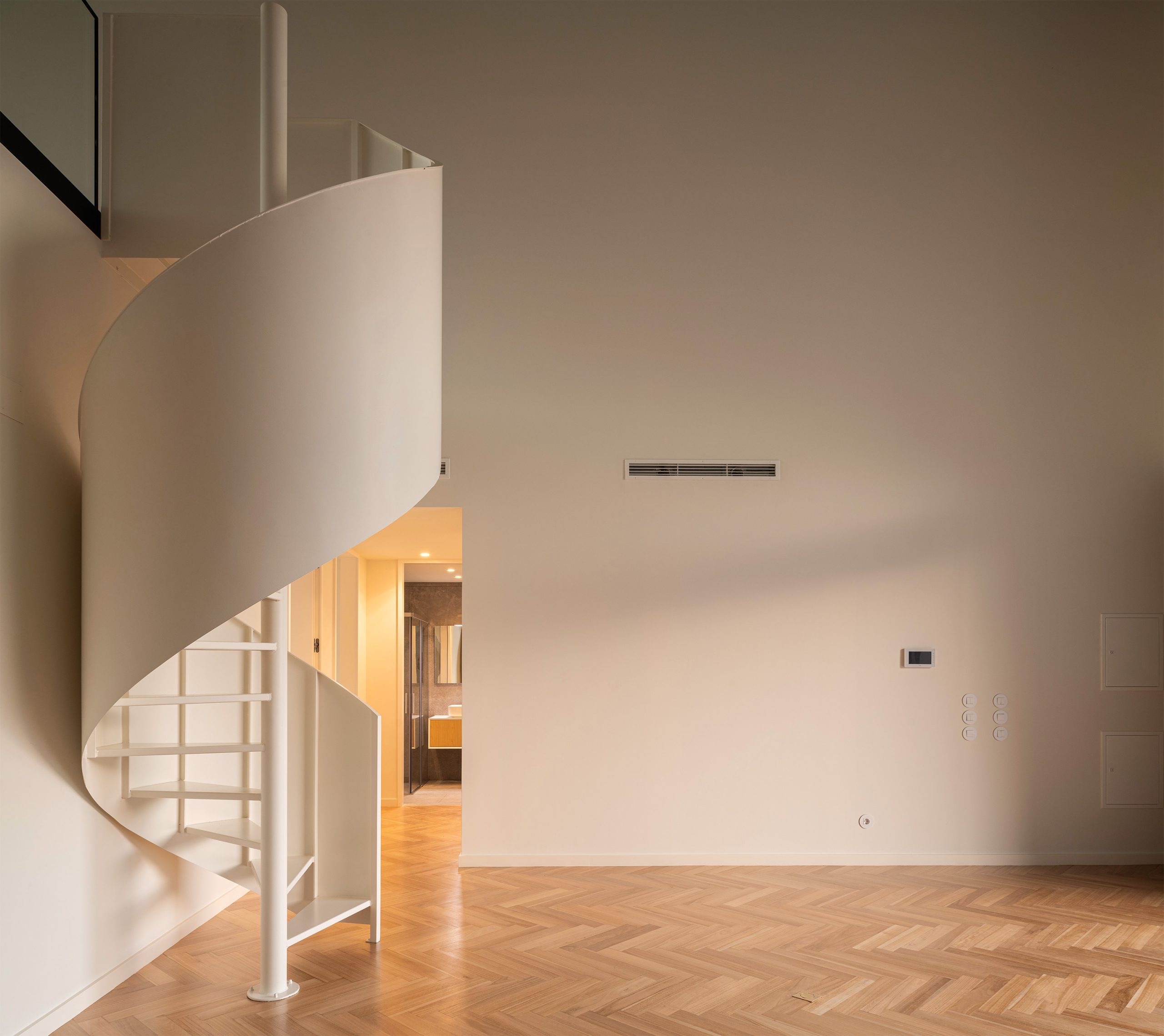 Sala de estar com duplo pé-direito e luz natural intensa