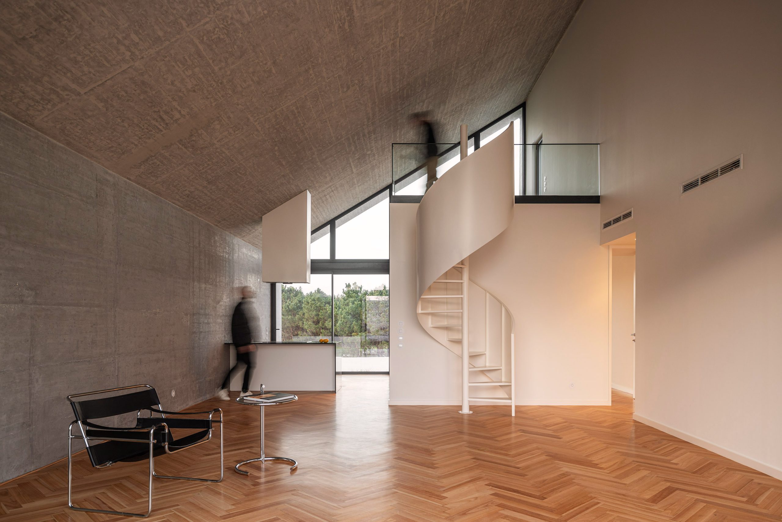 Sala de estar com duplo pé-direito e luz natural intensa