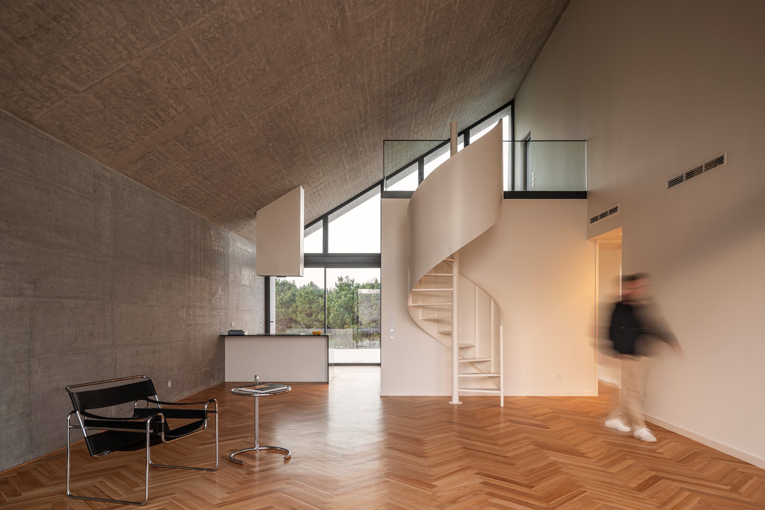 Sala de estar com duplo pé-direito e luz natural intensa